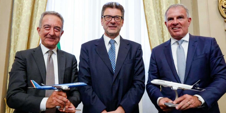 Antonino Turicchi, Giancarlo Giorgetti e Carsten Spohr (Ansa)