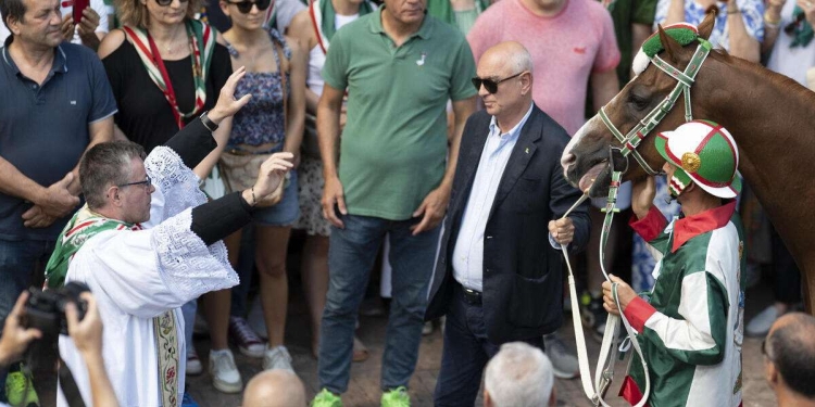 Giovanni Atzeni, detto Tittia, con Veranu al Palio di Siena 2024 (Foto ANSA)