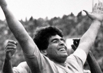 Diego Armando Maradona (1960-2020) esulta dopo un gol in Bologna-Napoli, 1990 (Ansa)