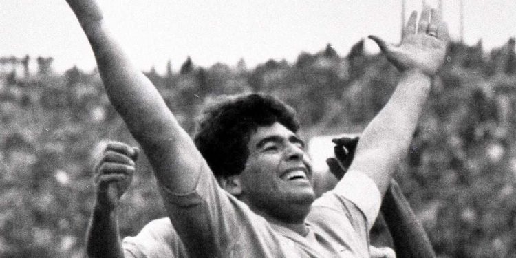 Diego Armando Maradona (1960-2020) esulta dopo un gol in Bologna-Napoli, 1990 (Ansa)