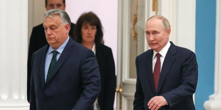 Viktor Orbán con Vladimir Putin (Ansa)