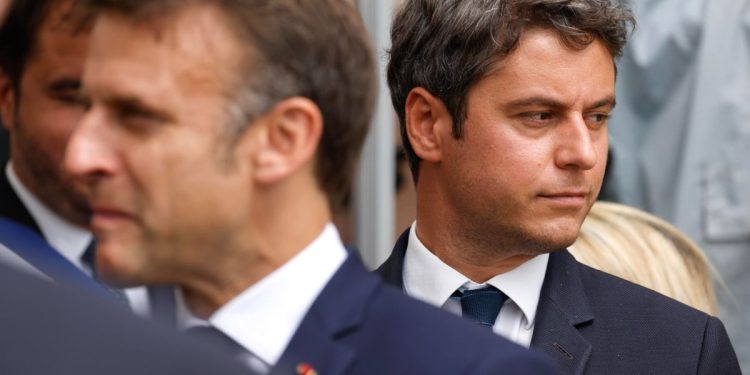 Emmanuel Macron, presidente della Repubblica francese, e Gabriel Attal, capo del Governo (Ansa)