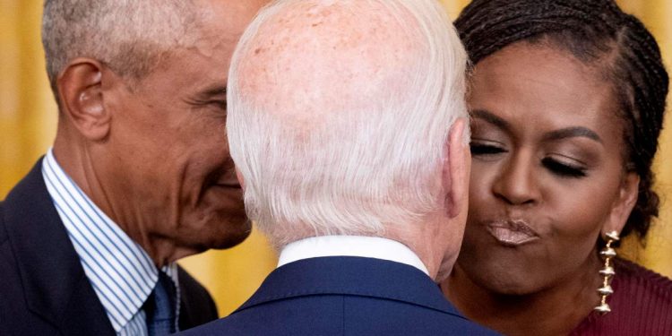 Da sin.: Barack Obama, Joe Biden, Michelle Obama (Ansa)