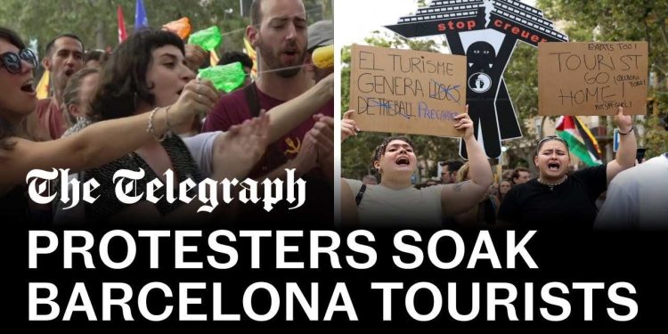 La protesta contro il turismo di massa a Barcellona (screen da Youtube)