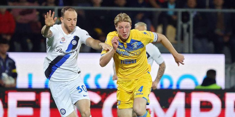 Marco Brescianini e Davy Klaassen in Inter Frosinone (Foto ANSA)