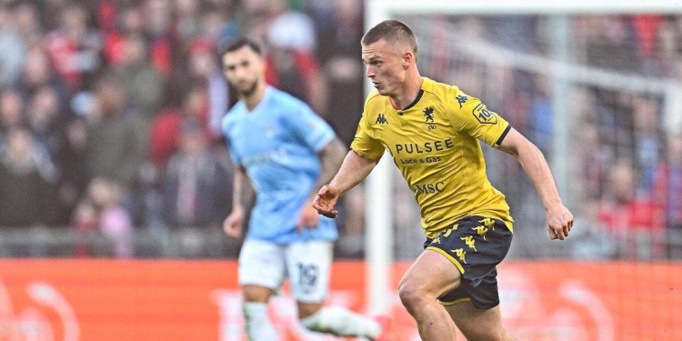 Albert Gudmundsson con la maglia del Genoa (Foto ANSA)