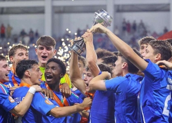 L'Italia U19 festeggia la vittoria degli Europei (Foto ANSA)