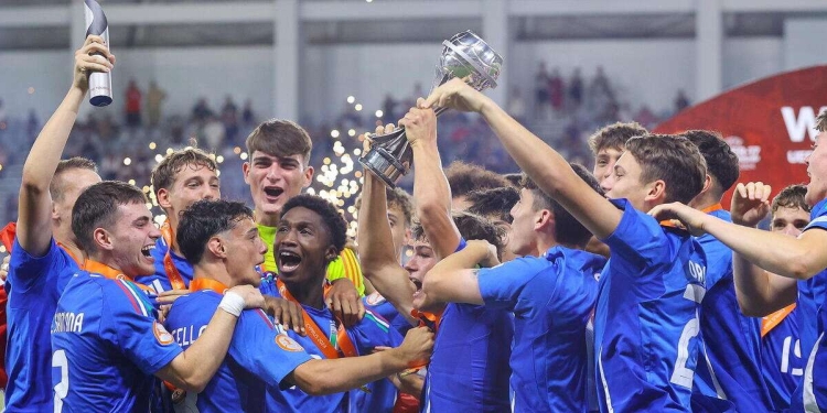 L'Italia U19 festeggia la vittoria degli Europei (Foto ANSA)