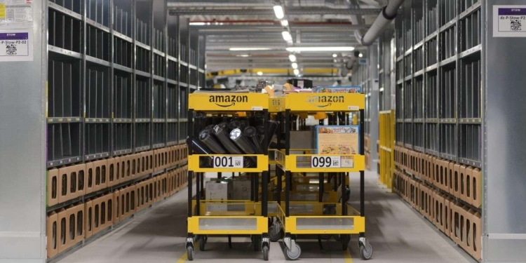 Un centro logistico Amazon (Ansa)