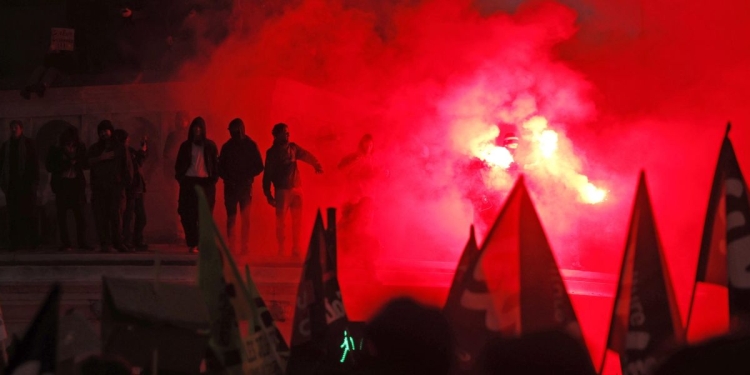 Protesta dei sindacati francesi in Piazza della Bastiglia, 2023 (Ansa)