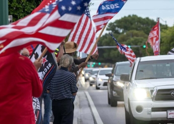 Supporters di Trump dopo la sparatoria a Butler, PA (Ansa)