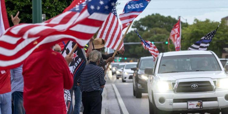 Supporters di Trump dopo la sparatoria a Butler, PA (Ansa)