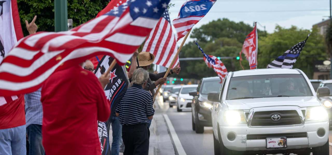 Supporters di Trump dopo la sparatoria a Butler, PA (Ansa)