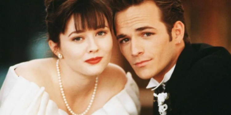 Shannen Doherty e Luke Perry: Brenda e Dylan in Beverly Hills 90210. (Foto: Web)