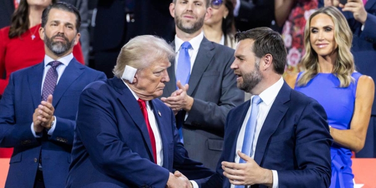 Donald Trump con JD Vance alla convention repubblicana di Milwaukee (Ansa)