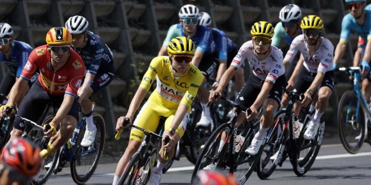 Tadej Pogacar nel gruppo al Tour de France 2024 (Foto ANSA)