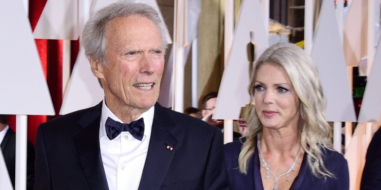 Clint Eastwood e Christina Sandera agli Oscar 2015 (Foto Ansa EPA/PAUL BUCK)