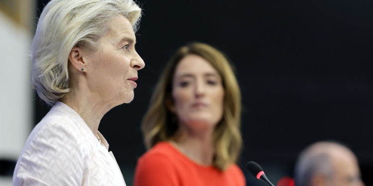 Ursula von der Leyen, presidente della Commissione Ue al secondo mandato, e Roberta Metsola, riconfermata presidente del parlamento Ue (Ansa)