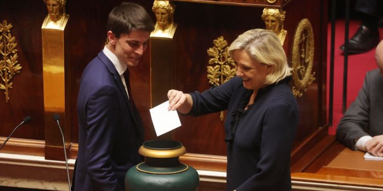 Marine Le Pen vota nell'Assemblea nazionale (Ansa)