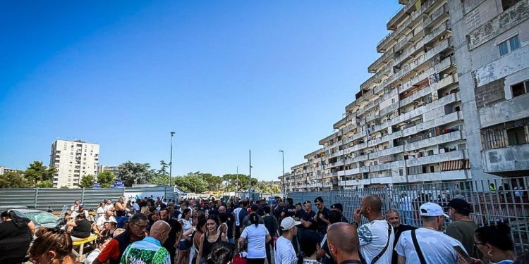 Gli abitanti evacuati dalle loro abitazioni a Scampia (Ansa)