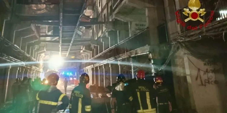 I vigili del fuoco in azione alla Vele Celeste di Scampia