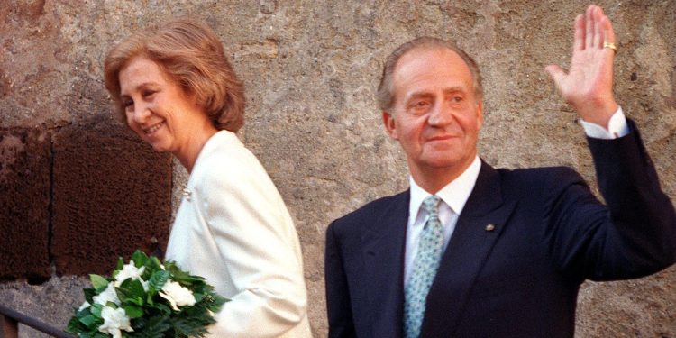 Juan Carlos e la consorte Sofia in visita a Roma nel 1998 (Ansa)