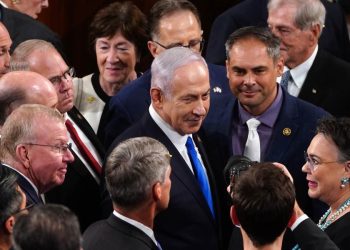 Benjamin Netanyahu attorniato da congressmen americani (Ansa)