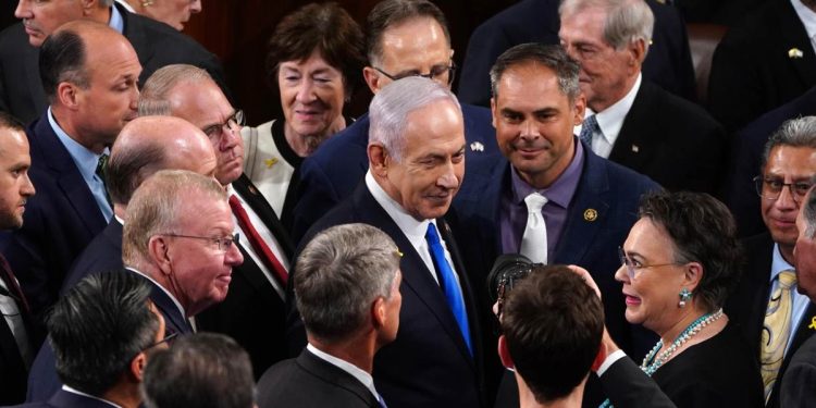 Benjamin Netanyahu attorniato da congressmen americani (Ansa)