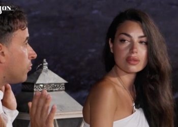 Jenny e Tony si trovano l'uno davanti all'altra al falò dopo Temptation Island 2024