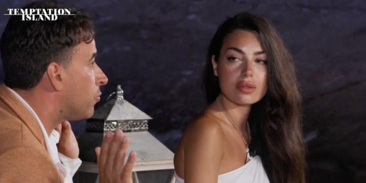 Jenny e Tony si trovano l'uno davanti all'altra al falò dopo Temptation Island 2024