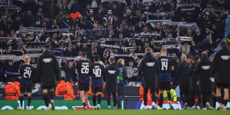 I giocatori del Copenaghen salutati dai loro tifosi (Foto ANSA)