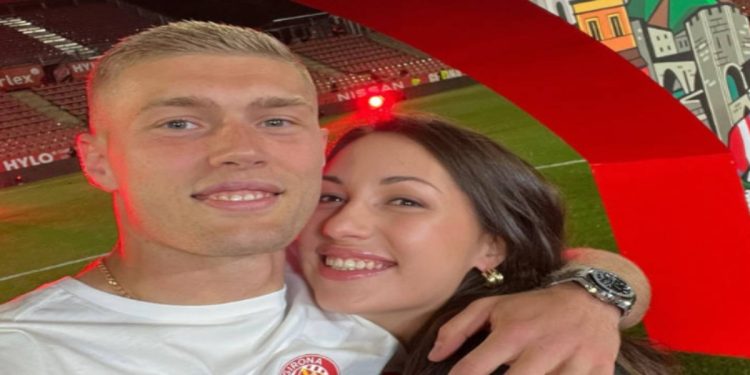 Artem Dovbyk e sua moglie Yuliia. (Foto: Web)