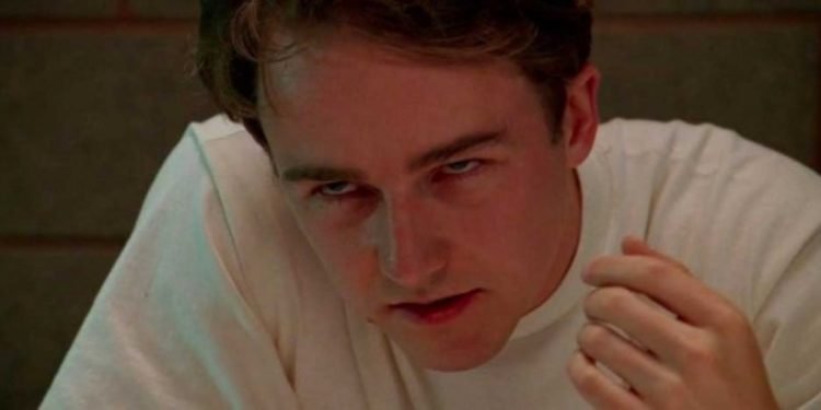 Edward Norton in una scena del film in prima serata su Rete 4 (Foto Web)