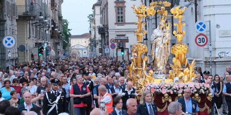 Processione con la statua della Consolata