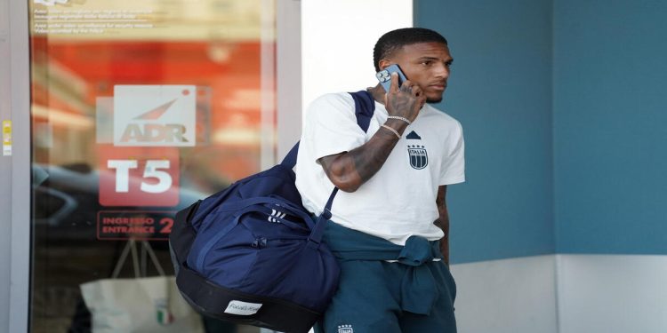 Michael Folorunsho durante il rientro degli Azzurri all'aeroporto di Fiumicino dopo l'eliminazione dagli Europei, Fiumicino (Roma), 30 giugno 2024. ANSA/TELENEWS