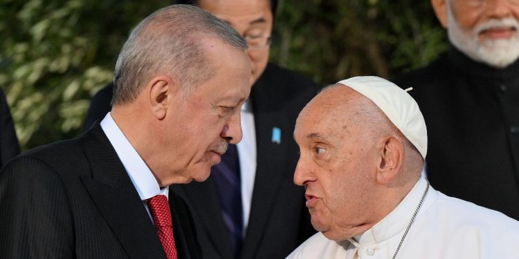 Erdogan con Papa Francesco al G20