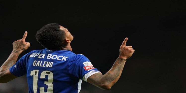 epa11351730 FC Porto's Galeno celebrates after scoring a goal  against Sporting de Braga during the Portuguese First League soccer match held in Municipal of Braga Stadium, Braga, Portugal, 18 May 2024.  EPA/HUGO DELGADO