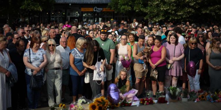 La gente di Southport dopo l'attacco