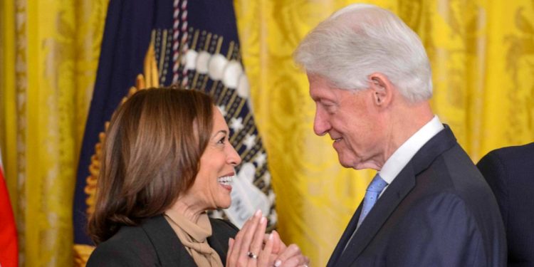 Kamala Harris e Bill Clinton (Ansa)