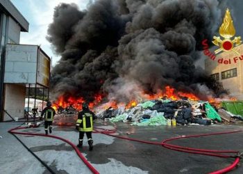 Incendio a Massa, foto dei Vigili del fuoco