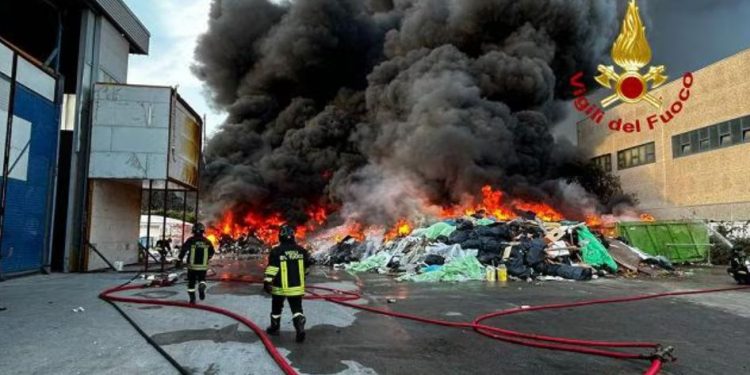 Incendio a Massa, foto dei Vigili del fuoco