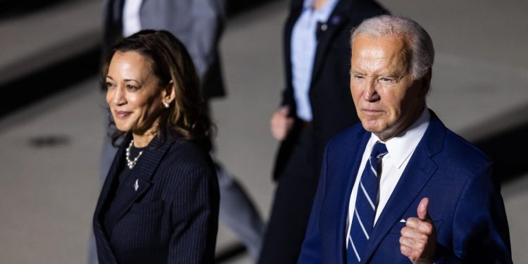 Il presidente Usa Joe Biden (d) con la vicepresidente Kamala Harris (Ansa)