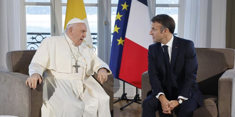 Papa Francesco con Macron