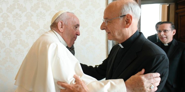 Papa Francesco con il prelato dell'Opus Dei