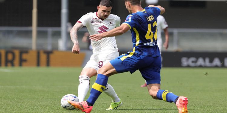 Torino's Antonio Sanabria (L) Hellas Verona's Diego Coppola (R) during the Italian Serie A soccer match Hellas Verona vs Torino FC at Marcantonio Bentegodi stadium in Verona, Italy, 12 May 2024.
ANSA/EMANUELE PENNACCHIO