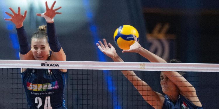 Ekaterina Antropova e Anna Danesi con l'Italia del volley femminile (Foto ANSA)