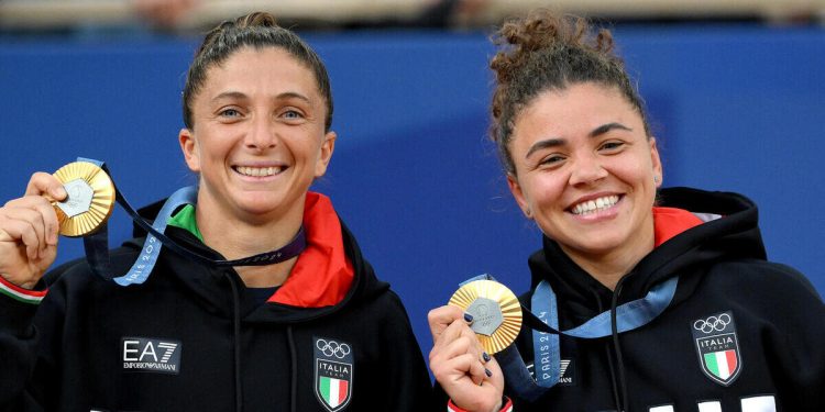 Sara Errani e Jasmine Paolini, oro nel doppio femminile di tennis alle Olimpiadi Parigi 2024 (Foto ANSA)