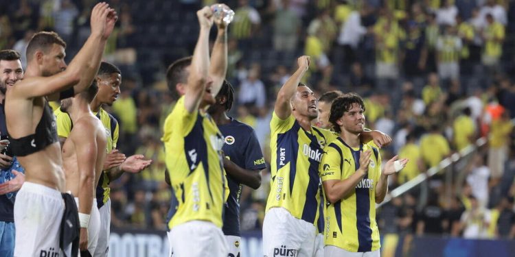 Il Fenerbahçe esulta dopo una vittoria in Champions League (Foto ANSA)