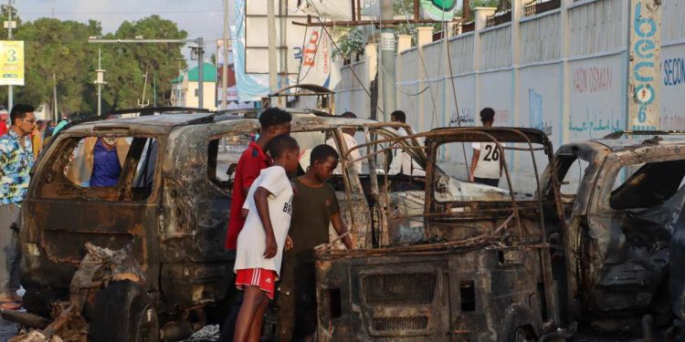 Mogadiscio (Somalia). Dopo un attentato (Ansa)