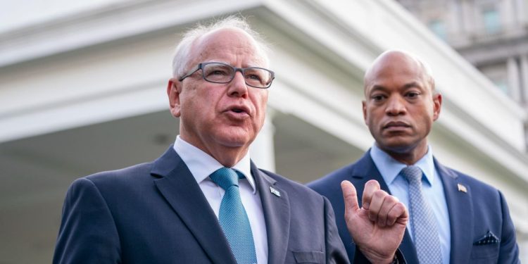 Il governatore del Minnesota Tim Walz, scelto da Kamala Harris come vicepresidente (Ansa)